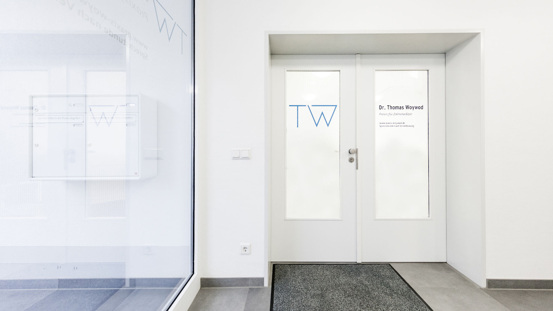 Eingangsbereich der Zahnarztpraxis Dr. Thomas Woywod in Cronenberg
